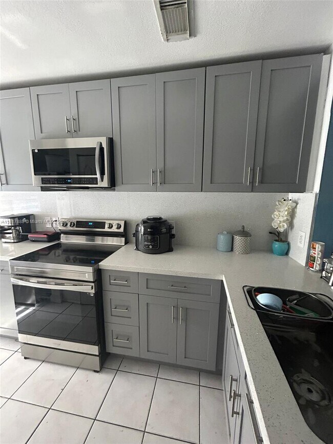 8310 NW 10th St in Miami, FL - Building Photo - Building Photo