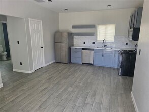 3221 Ennis St, Unit A in Houston, TX - Building Photo - Building Photo