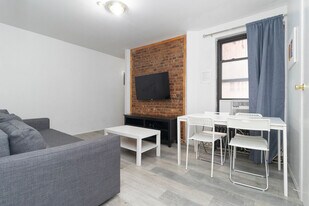 215 B E 95th St in New York, NY - Building Photo