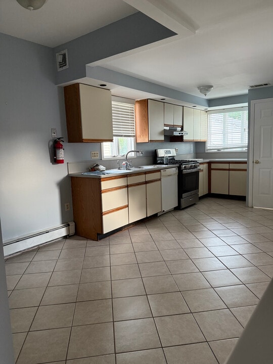 137 Baldwin St, Unit 2 in Bloomfield, NJ - Building Photo