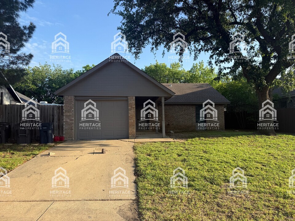 2457 Chadwick Dr in Fort Worth, TX - Building Photo
