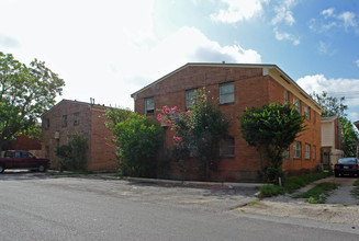 Lindencrest Apartments in Houston, TX - Foto de edificio - Building Photo