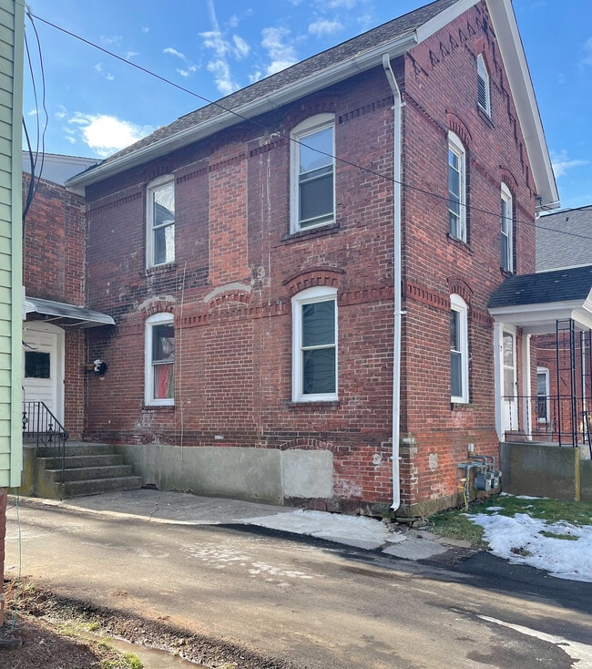 24 Garden St, Unit 2nd floor in Meriden, CT - Building Photo - Building Photo