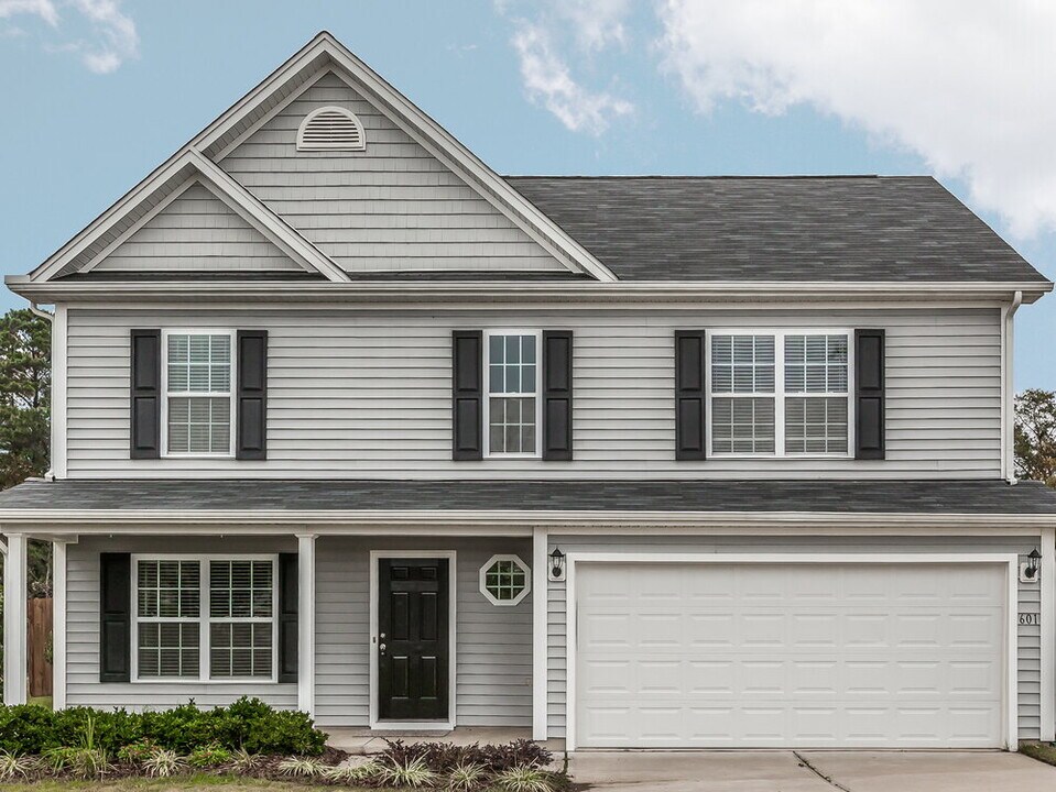601 Monterey Pine Dr in Fuquay Varina, NC - Building Photo