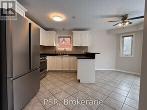 5510 Red Brush Dr in Mississauga, ON - Building Photo - Building Photo