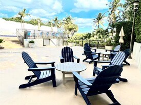 1621 Collins Ave in Miami Beach, FL - Building Photo