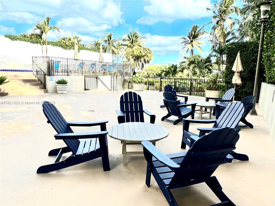 1621 Collins Ave in Miami Beach, FL - Building Photo