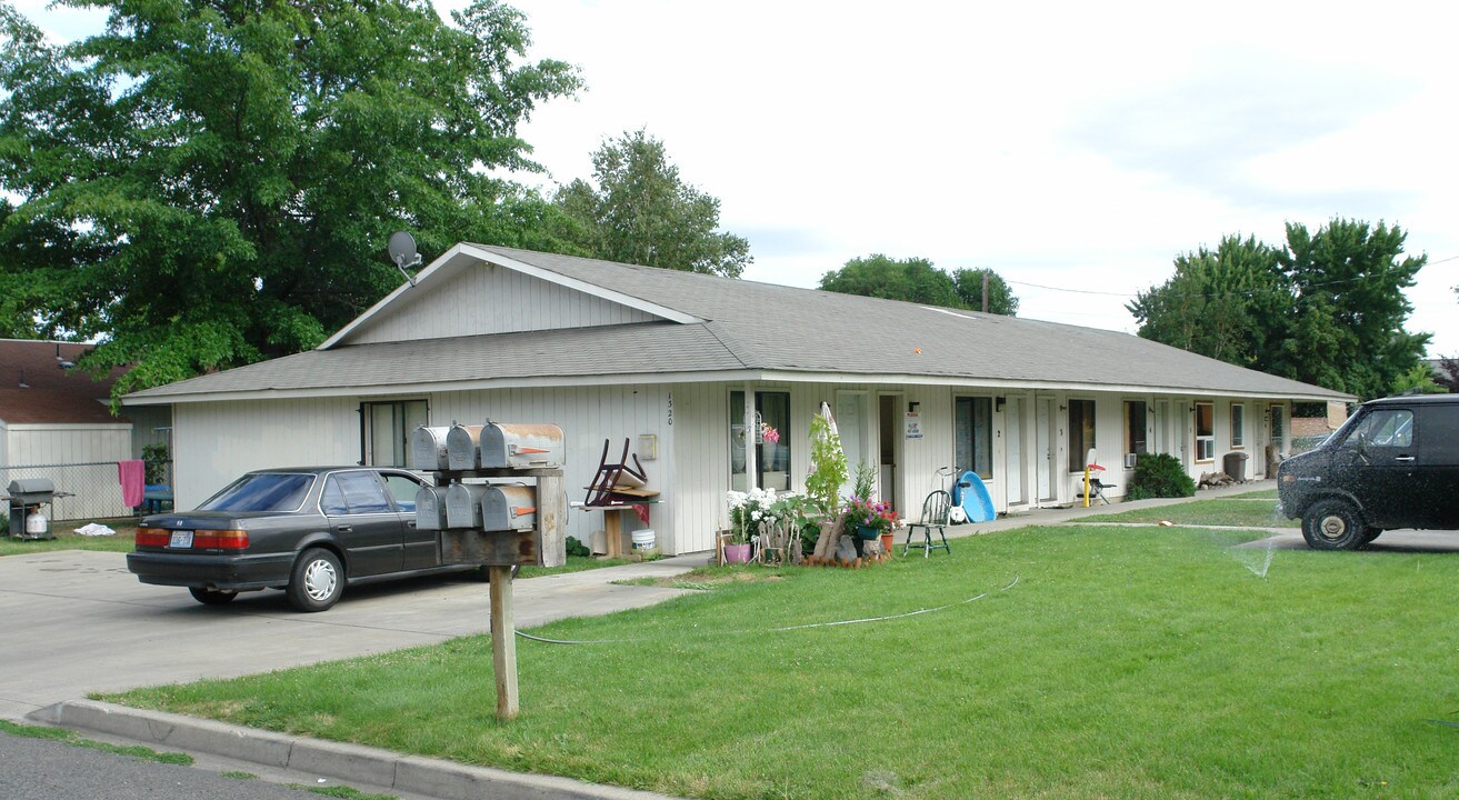 1320 Willow St in Yakima, WA - Foto de edificio
