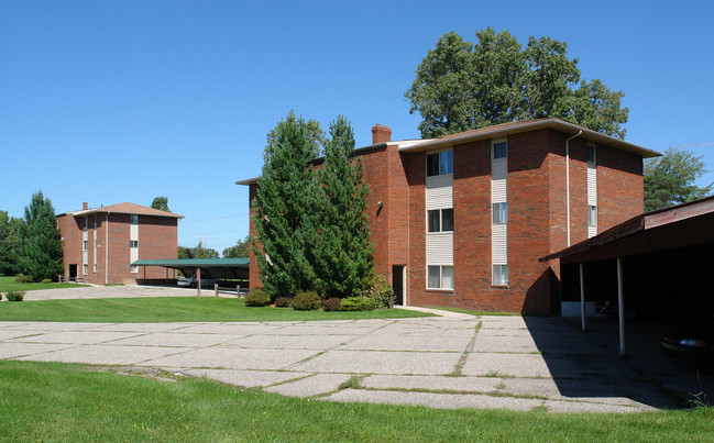 Pine Cove Apartments in DeWitt, MI - Building Photo - Building Photo