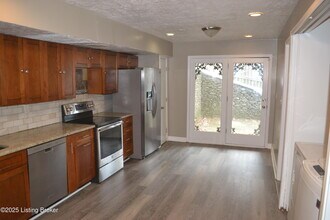 1218 Constitution Dr in Louisville, KY - Foto de edificio - Building Photo