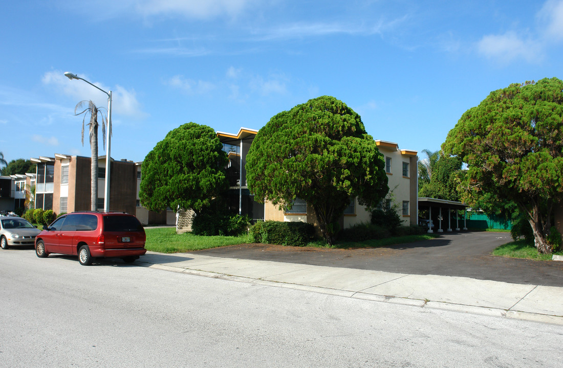 Lakeview in Clearwater, FL - Building Photo