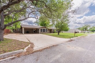 125 Plum St in Luling, TX - Building Photo - Building Photo