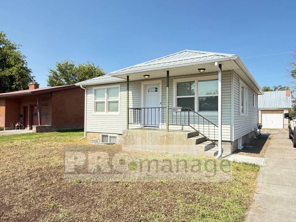 335 E 17th St in Idaho Falls, ID - Building Photo