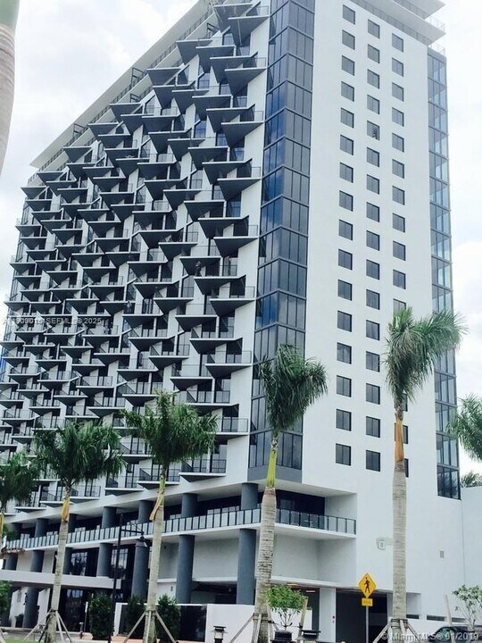 5252 NW 85th Ave in Doral, FL - Building Photo