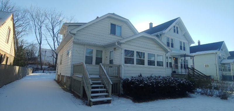 8747 W Maple St in West Allis, WI - Foto de edificio