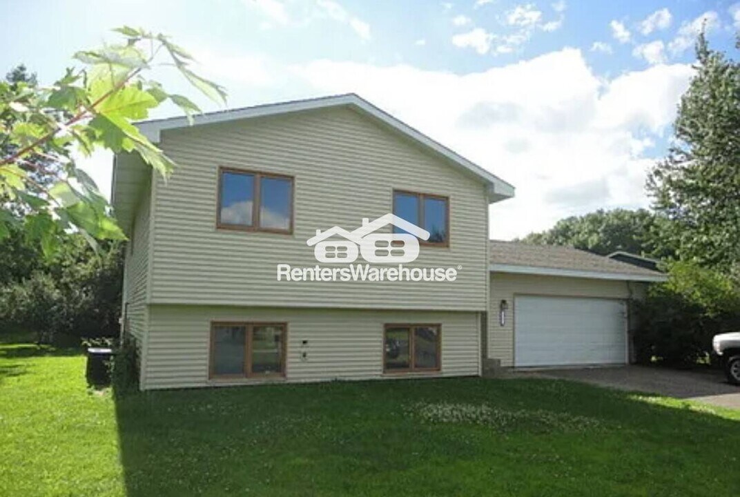 13892 Woodbine St NW in Andover, MN - Building Photo