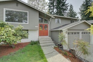 13930 122nd Ave NE in Kirkland, WA - Building Photo