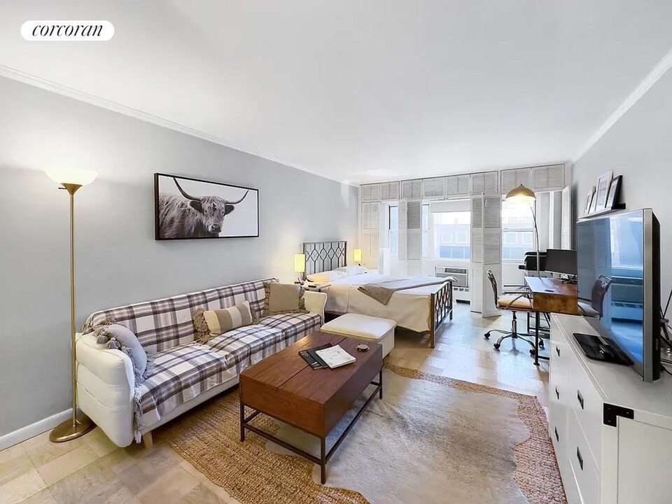 153 E 57th St in New York, NY - Building Photo