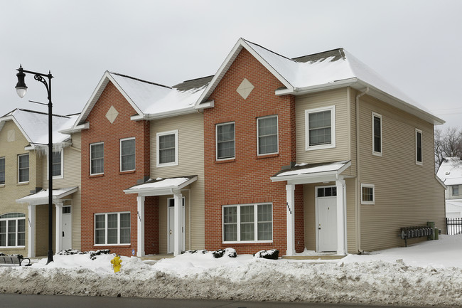 Madison Hall Townhouses in Grand Rapids, MI - Building Photo - Building Photo