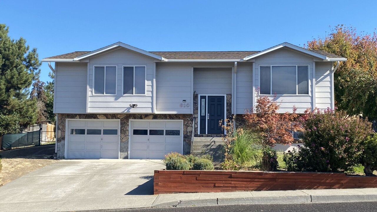 610 Summit Ridge Dr in The Dalles, OR - Building Photo