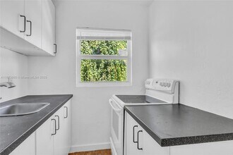 1245 NW 60th St, Unit 4 in Miami, FL - Building Photo - Building Photo