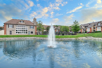 Polo Downs Apartments in Fenton, MO - Foto de edificio - Building Photo