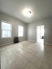 19 Triton Ter, Unit 1 in Newark, NJ - Foto de edificio - Building Photo
