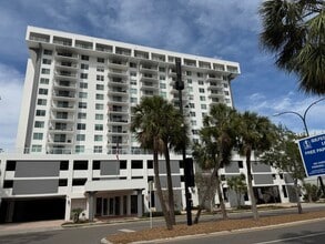 101 S Gulfstream Ave, Unit 15B in Sarasota, FL - Building Photo - Building Photo