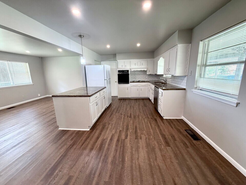 1418 Oakwood Dr in Norman, OK - Building Photo