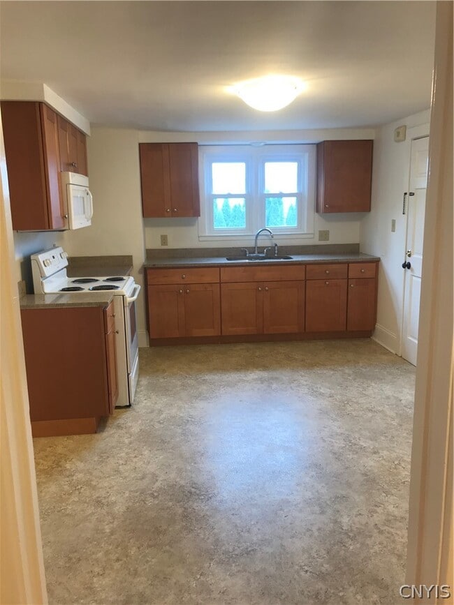 44 Westmoreland St in Whitesboro, NY - Building Photo - Building Photo