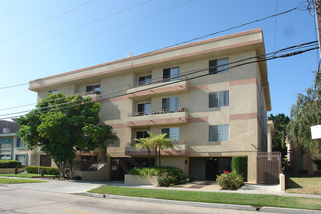 Villa Dickens in Van Nuys, CA - Building Photo