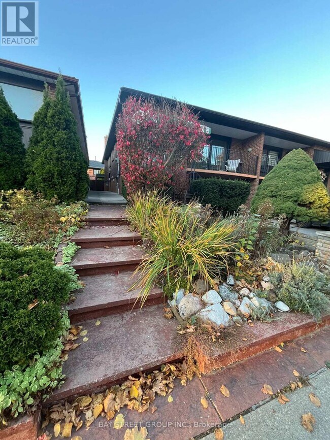 6 Romanway Crescent in Toronto, ON - Building Photo - Building Photo