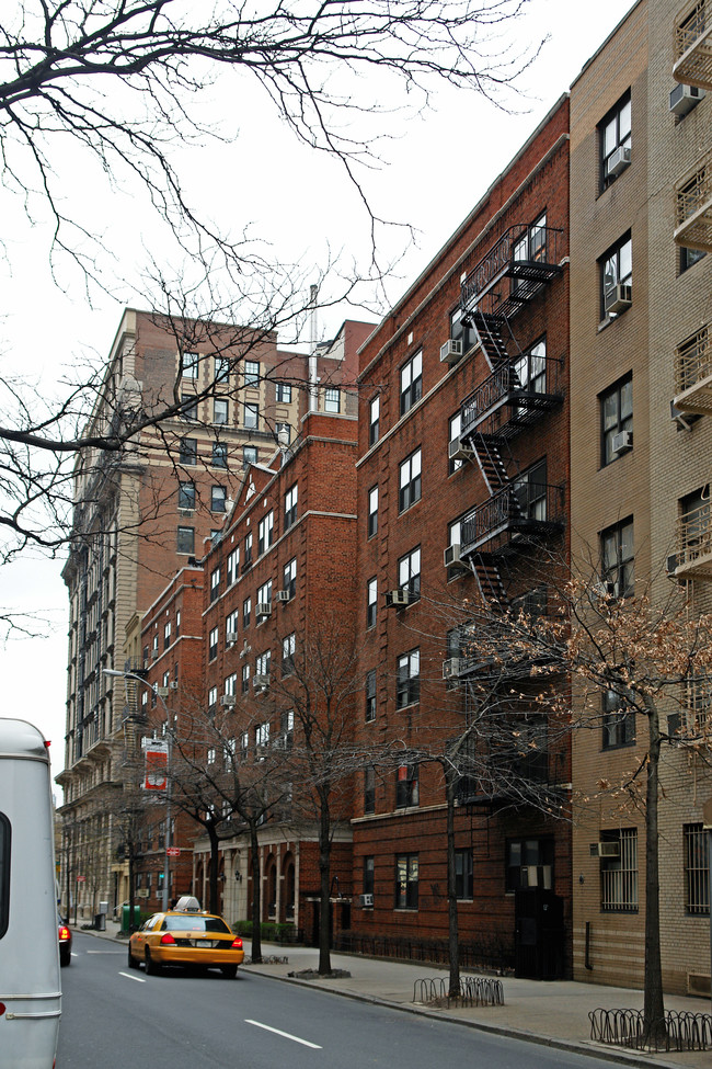 10 W 65th St in New York, NY - Building Photo - Building Photo