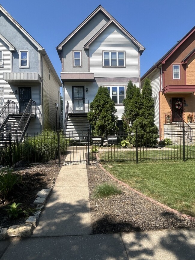 property at 6538 S Kenwood Ave