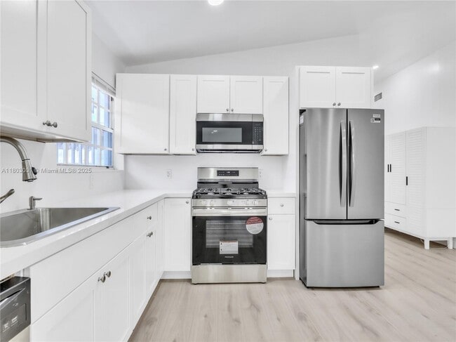7172 SW 22nd St in Miami, FL - Building Photo - Building Photo