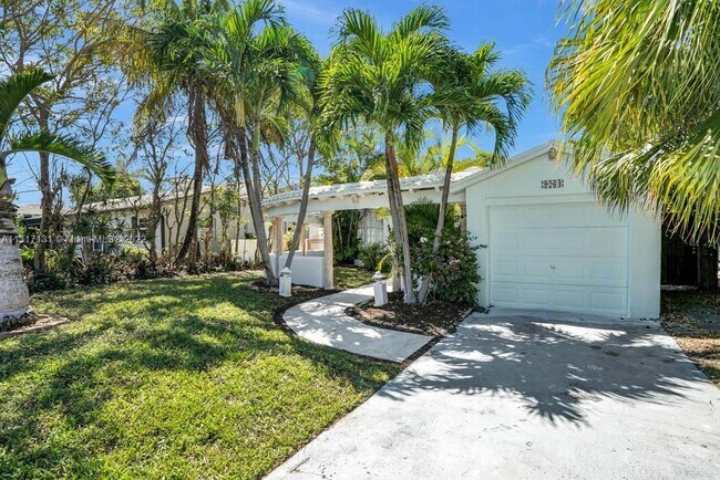 9264 Byron Ave in Surfside, FL - Foto de edificio - Building Photo