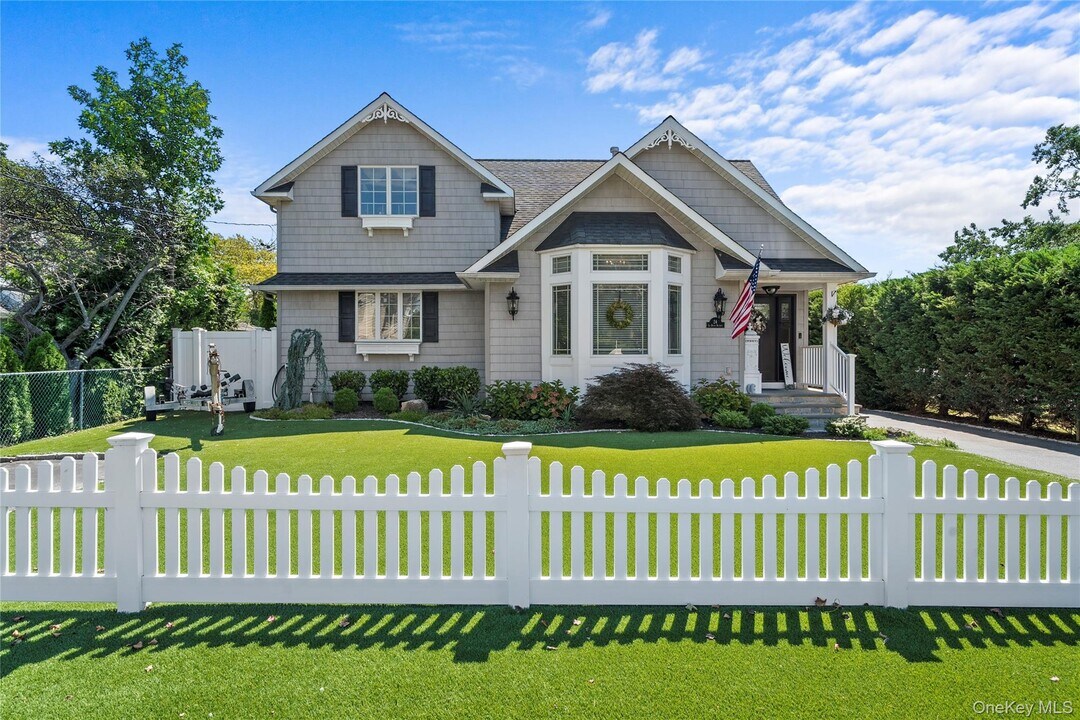 24 Lebrun Ave in Amityville, NY - Building Photo