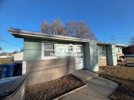 922 E Railroad Ave in Des Moines, IA - Building Photo
