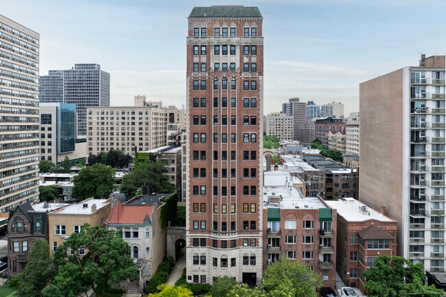 Oakdale Towers in Chicago, IL - Building Photo - Building Photo