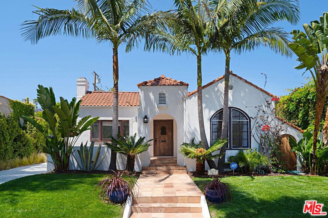 9015 Rosewood Ave in West Hollywood, CA - Building Photo