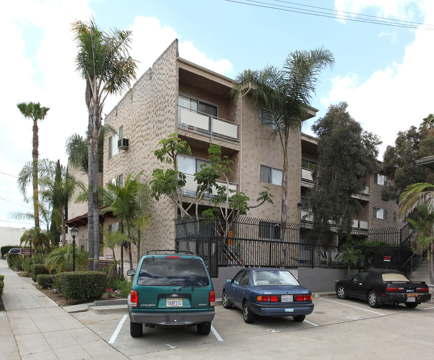 Pacific Pines Apartments in San Diego, CA - Foto de edificio