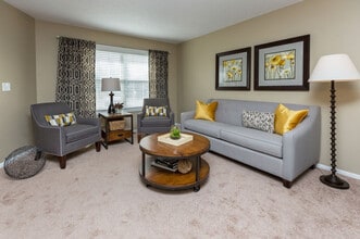 Ashworth Pointe & Foxboro Townhomes in West Des Moines, IA - Building Photo - Building Photo