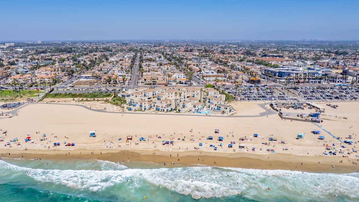 711 Pacific Coast Hwy in Huntington Beach, CA - Building Photo