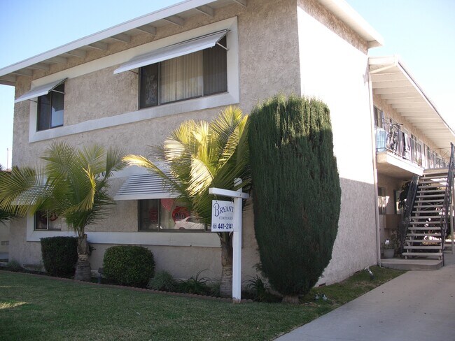 5920 GOLDENWEST AVE. (194)
