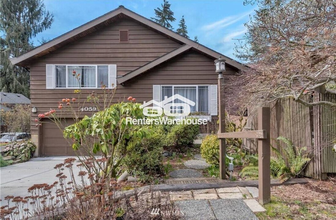 14059 22nd Ave NE in Seattle, WA - Building Photo