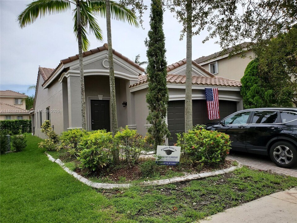 1070 Golden Cane Dr in Weston, FL - Building Photo