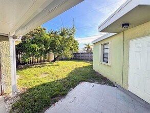 1400 N 70th Way in Hollywood, FL - Building Photo - Building Photo