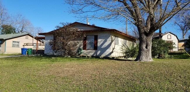 111 Stapleton St in San Antonio, TX - Foto de edificio - Building Photo