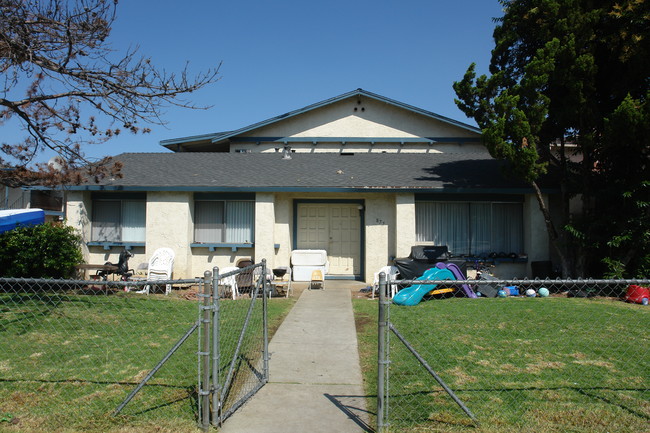 877 W Branham Ln in San Jose, CA - Foto de edificio - Building Photo