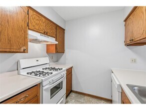 1347 Hadley Ave N in Oakdale, MN - Foto de edificio - Building Photo